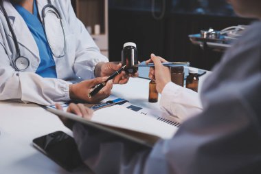 Doktorlar ve hemşire hastane kantininde gayri resmi toplantı yapıyorlar.