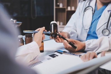 Doktorlar ve hemşire hastane kantininde gayri resmi toplantı yapıyorlar.