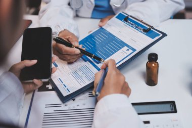 Doktorlar ve hemşire hastane kantininde gayri resmi toplantı yapıyorlar.