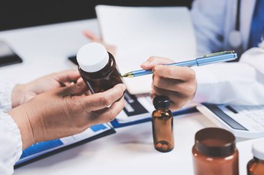 Doktorlar ve hemşire hastane kantininde gayri resmi toplantı yapıyorlar.