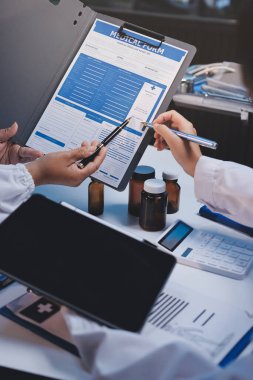 Doktorlar ve hemşire hastane kantininde gayri resmi toplantı yapıyorlar.