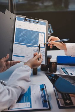 Doktorlar ve hemşire hastane kantininde gayri resmi toplantı yapıyorlar.