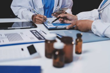 Doktorlar ve hemşire hastane kantininde gayri resmi toplantı yapıyorlar.