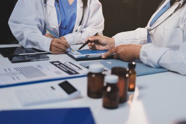 Doktorlar ve hemşire hastane kantininde gayri resmi toplantı yapıyorlar.