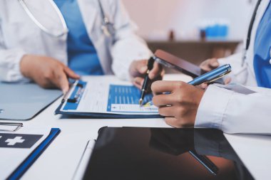 Doktorlar ve hemşire hastane kantininde gayri resmi toplantı yapıyorlar.