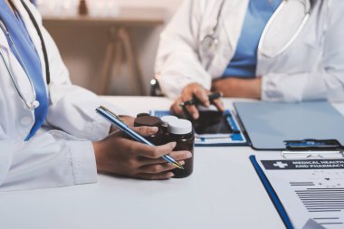 Doktorlar ve hemşire hastane kantininde gayri resmi toplantı yapıyorlar.