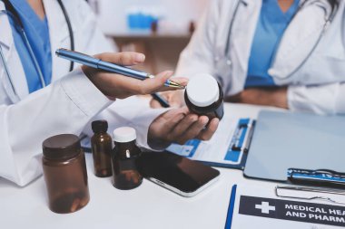 Doktorlar ve hemşire hastane kantininde gayri resmi toplantı yapıyorlar.