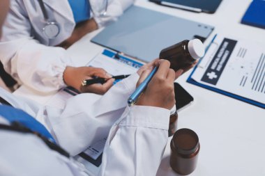 Doktorlar ve hemşire hastane kantininde gayri resmi toplantı yapıyorlar.