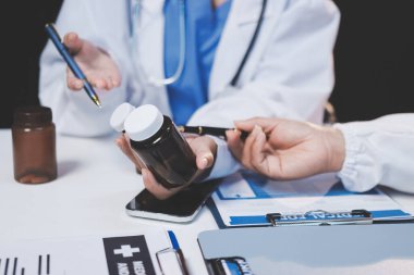 Doktorlar ve hemşire hastane kantininde gayri resmi toplantı yapıyorlar.