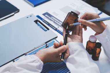 Doktorlar ve hemşire hastane kantininde gayri resmi toplantı yapıyorlar.