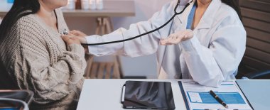 Doktor, solunum sistemini ve yaşlı hastalar için konsültasyonları inceleyen steteskop kullanın, sağlık kontrolü ya da test sonuçlarını paylaşın