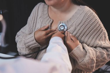 Doktor, solunum sistemini ve yaşlı hastalar için konsültasyonları inceleyen steteskop kullanın, sağlık kontrolü ya da test sonuçlarını paylaşın