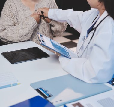 Doktor, solunum sistemini ve yaşlı hastalar için konsültasyonları inceleyen steteskop kullanın, sağlık kontrolü ya da test sonuçlarını paylaşın