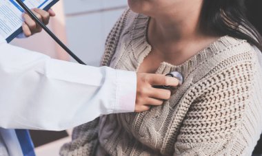 Doktor, solunum sistemini ve yaşlı hastalar için konsültasyonları inceleyen steteskop kullanın, sağlık kontrolü ya da test sonuçlarını paylaşın