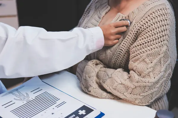 Doktor, solunum sistemini ve yaşlı hastalar için konsültasyonları inceleyen steteskop kullanın, sağlık kontrolü ya da test sonuçlarını paylaşın