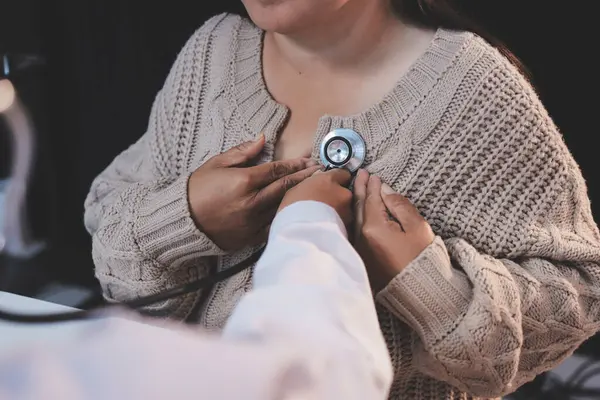 Doktor, solunum sistemini ve yaşlı hastalar için konsültasyonları inceleyen steteskop kullanın, sağlık kontrolü ya da test sonuçlarını paylaşın