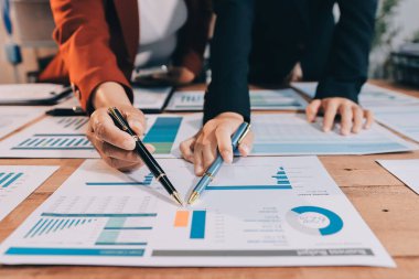 İş görüşmesi zamanı. Girişim projesi üzerinde çalışan iş adamı ve iş kadını.