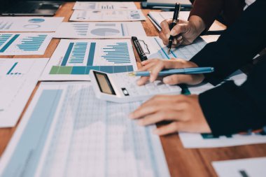 İş görüşmesi zamanı. Girişim projesi üzerinde çalışan iş adamı ve iş kadını.