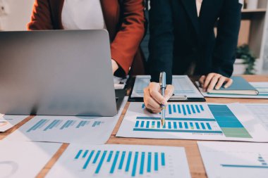 İş görüşmesi zamanı. Girişim projesi üzerinde çalışan iş adamı ve iş kadını.