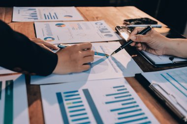 İş görüşmesi zamanı. Girişim projesi üzerinde çalışan iş adamı ve iş kadını.