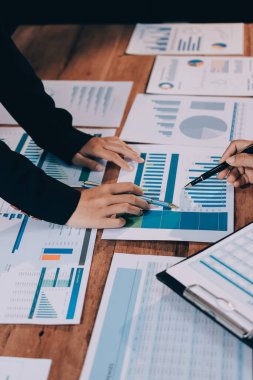 İş görüşmesi zamanı. Girişim projesi üzerinde çalışan iş adamı ve iş kadını.