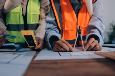 Mühendisler proje türlerinin yapısal analizi ve planları üzerinde çalışmalara yardım ediyorlar..