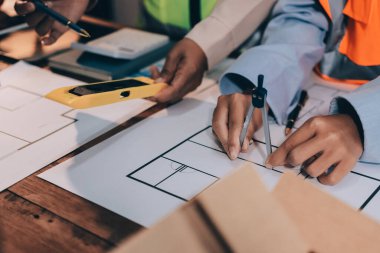 Mühendisler proje türlerinin yapısal analizi ve planları üzerinde çalışmalara yardım ediyorlar..