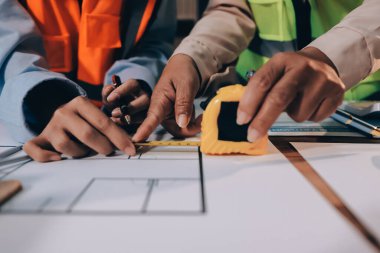 Mühendisler proje türlerinin yapısal analizi ve planları üzerinde çalışmalara yardım ediyorlar..