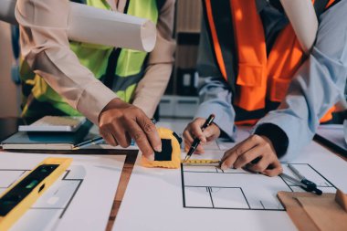 Mühendisler proje türlerinin yapısal analizi ve planları üzerinde çalışmalara yardım ediyorlar..