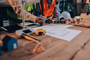 Mühendisler proje türlerinin yapısal analizi ve planları üzerinde çalışmalara yardım ediyorlar..