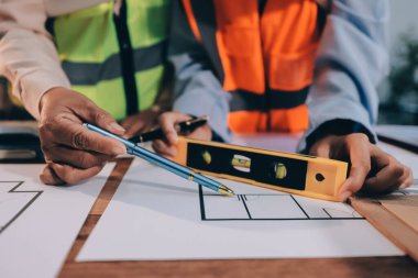 Mühendisler proje türlerinin yapısal analizi ve planları üzerinde çalışmalara yardım ediyorlar..