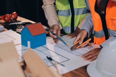 Mühendisler proje türlerinin yapısal analizi ve planları üzerinde çalışmalara yardım ediyorlar..