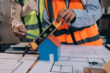 Mühendisler proje türlerinin yapısal analizi ve planları üzerinde çalışmalara yardım ediyorlar..