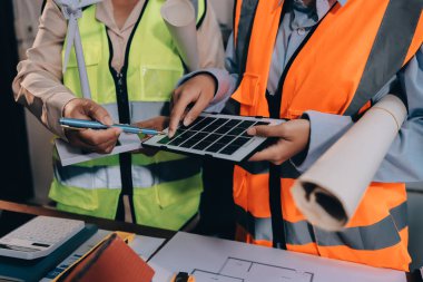 Mühendisler proje türlerinin yapısal analizi ve planları üzerinde çalışmalara yardım ediyorlar..