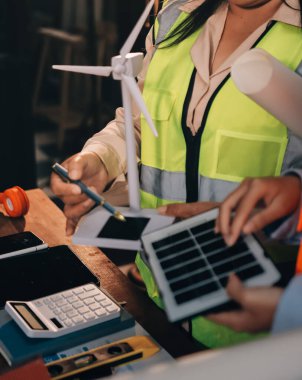 Mühendisler proje türlerinin yapısal analizi ve planları üzerinde çalışmalara yardım ediyorlar..