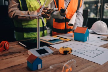 Mühendisler proje türlerinin yapısal analizi ve planları üzerinde çalışmalara yardım ediyorlar..