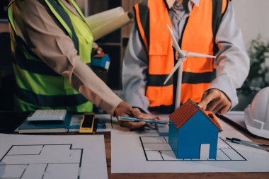 Mühendisler proje türlerinin yapısal analizi ve planları üzerinde çalışmalara yardım ediyorlar..