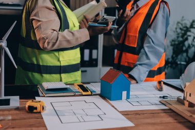 Mühendisler proje türlerinin yapısal analizi ve planları üzerinde çalışmalara yardım ediyorlar..