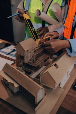 Mühendisler proje türlerinin yapısal analizi ve planları üzerinde çalışmalara yardım ediyorlar..