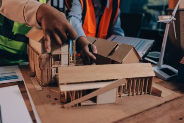 Mühendisler proje türlerinin yapısal analizi ve planları üzerinde çalışmalara yardım ediyorlar..