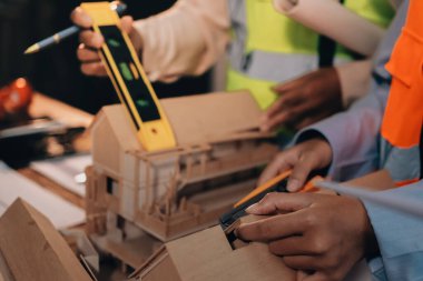 Mühendisler proje türlerinin yapısal analizi ve planları üzerinde çalışmalara yardım ediyorlar..