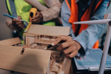 Mühendisler proje türlerinin yapısal analizi ve planları üzerinde çalışmalara yardım ediyorlar..