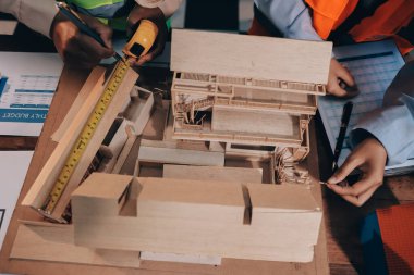 Mühendisler proje türlerinin yapısal analizi ve planları üzerinde çalışmalara yardım ediyorlar..