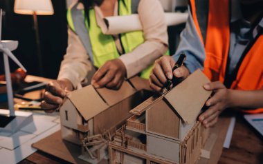 Mühendisler proje türlerinin yapısal analizi ve planları üzerinde çalışmalara yardım ediyorlar..