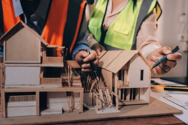 Mühendisler proje türlerinin yapısal analizi ve planları üzerinde çalışmalara yardım ediyorlar..