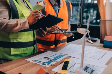 Mühendisler proje türlerinin yapısal analizi ve planları üzerinde çalışmalara yardım ediyorlar..