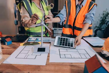 Mühendisler proje türlerinin yapısal analizi ve planları üzerinde çalışmalara yardım ediyorlar..