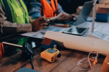 Mühendisler proje türlerinin yapısal analizi ve planları üzerinde çalışmalara yardım ediyorlar..