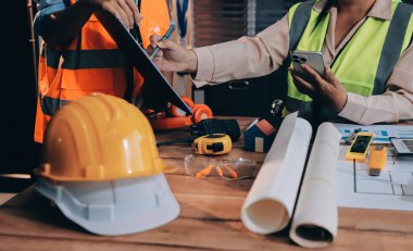 Mühendisler proje türlerinin yapısal analizi ve planları üzerinde çalışmalara yardım ediyorlar..