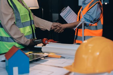 Mühendisler proje türlerinin yapısal analizi ve planları üzerinde çalışmalara yardım ediyorlar..